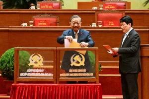 Đồng chí Tổng Bí thư Tô Lâm thực hiện bỏ phiếu bầu cử. Ảnh: Duy Linh