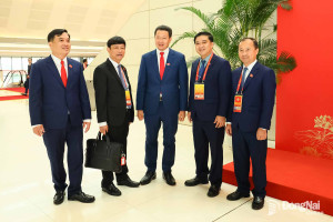 Các đại biểu tỉnh Đồng Nai trao đổi với đại biểu Võ Văn Minh, Phó Bí thư Thành ủy, Chủ tịch HĐND Thành phố Hồ Chí Minh. Ảnh: Công Nghĩa
