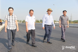 Ủy viên Ban Thường vụ Tỉnh ủy, Bí thư Đảng ủy, Chủ tịch HĐND phường Trấn Biên Hồ Văn Nam kiểm tra và đánh giá cao tiến độ thi công tại Dự án Đường trục trung tâm phường Trấn Biên. Ảnh: Khắc Thiết
