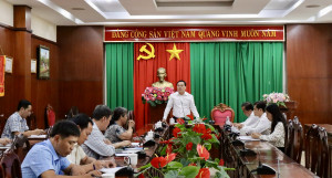 Ủy viên Ban Thường vụ Tỉnh ủy, Bí thư Đảng ủy, Chủ tịch HĐND phường Trấn Biên Hồ Văn Nam trao đổi tại buổi tiếp công dân. Ảnh: Thùy Anh.