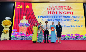 Lãnh đạo Đảng ủy, UBND phường Trấn Biên trao Quyết định cho các Chi, Đảng bộ trực thuộc. Ảnh: Thùy Anh.