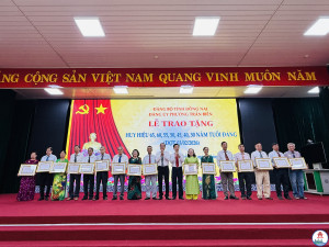 Phường Trấn Biên trao tặng Huy hiệu Đảng cho 131 đảng viên đợt 3/2/2026