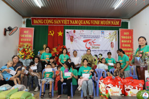 Chi hội Trẻ bại não tỉnh Đồng Nai trao quà cho gia đình trẻ em mắc bệnh bại não. Ảnh: Thùy Anh