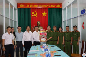 Đoàn công tác phường Trấn Biên thăm và chúc Tết đơn vị Công an phường. Ảnh: Thùy Anh.