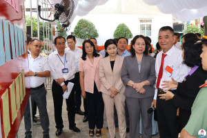 Phó Chủ tịch nước Võ Thị Ánh Xuân cùng các thành viên Đoàn công tác kiểm tra công tác chuẩn bị bầu cử tại Tổ bầu cử số 32 phường Trấn Biên.