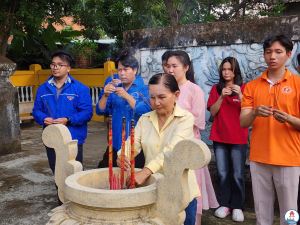 TUỔI TRẺ PHƯỜNG TRẤN BIÊN DÂNG HƯƠNG, DÂNG HOA TẠI KHU DI TÍCH LĂNG MỘ TRỊNH HOÀI ĐỨC NHÂN DỊP TẾT NGUYÊN ĐÁN