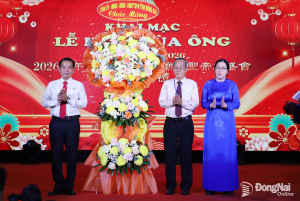 Phó Bí thư Tỉnh ủy, Trưởng ban Tổ chức Tỉnh ủy Thái Bảo trao lẵng hoa chúc mừng của Tỉnh ủy - HĐND - UBND - Ủy ban MTTQ Việt Nam tỉnh cho Ban tổ chức lễ hội. Ảnh: My Ny