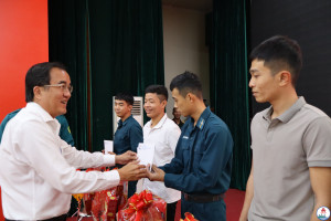 Chủ tịch UBND phường Trấn Biên trao quà và chúc mừng các thanh niên hoàn thành nghĩa vụ quân sự