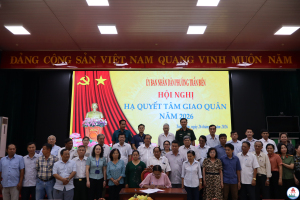Đại diện khu phố thực hiện ký kết hạ quyết tâm giao quân 2026