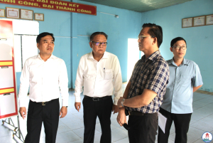 Đồng chí Nguyễn Kim Long, Ủy viên Ban Thường vụ Tỉnh ủy, Phó Chủ tịch Thường trực UBND tỉnh và đồng chí Hồ Văn Nam, Ủy viên Ban Thường vụ Tỉnh ủy, Bí thư Đảng ủy, Chủ tịch HĐND phường Trấn Biên kiểm tra công tác chuẩn bị bầu cử tại phường Biên Hòa.