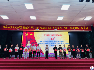 Phó Bí thư Thường trực Đảng ủy phường Trấn Biên trao quyết định cho các thanh niên