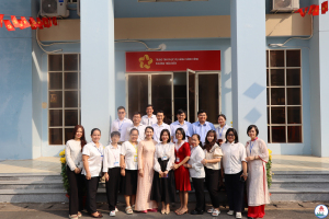 Tập thể lãnh đạo và công chức Trung tâm Phục vụ hành chính công phường Trấn Biên