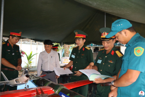 Tổ công tác Ban Chỉ huy khu vực phòng thủ 1 Long Thành kiểm tra mô hình học cụ, vật chất huấn luyện phường Trấn Biên