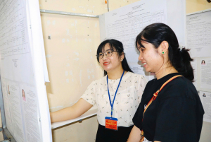 Đoàn giám sát việc niêm yết danh sách người ứng cử tại Tổ bầu cử số 35