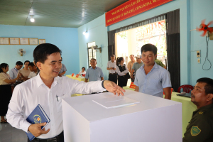 Ban bầu cử đại biểu HĐND tỉnh đơn vị số 1 kiểm tra thùng phiếu tại điểm bỏ phiếu nhà văn hóa khu phố Đồng Nai, phường Biên Hòa