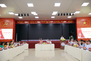 Các đại biểu HĐND phường Trấn Biên biểu quyết thông qua các Nghị quyết tại kỳ họp