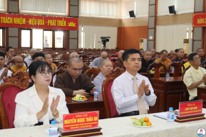 Các đại biểu tham dự Họp mặt chức sắc, chức việc, người có uy tín trong đồng bào dân tộc thiểu số phường Trấn Biên