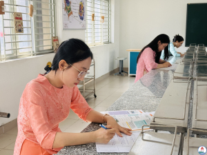 Các thí sinh thực hiện phần thi lý thuyết