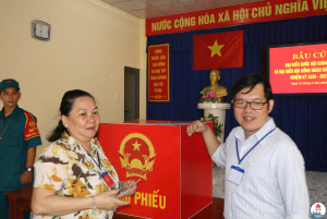 Cử tri phường Trấn Biên tham gia bỏ phiếu bầu cử tại văn phòng khu phố Hoa Lư