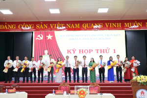 Lãnh đạo phường Trấn Biên tặng hoa chúc mừng đại biểu được bầu giữ các chức danh chủ chốt HĐND phường khóa II, nhiệm kỳ 2026 2031