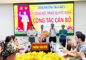 Lãnh đạo phường Trấn Biên trao quyết định bổ nhiệm lãnh đạo Trung tâm Dịch vụ tổng hợp