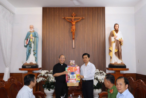 Thăm, chúc mừng và tặng quà các tổ chức, chức sắc Công giáo nhân dịp Lễ Phục sinh 2026