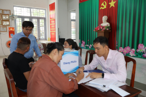 Hộ dân bốc thăm đất tái định cư và cam kết bàn giao mặt bằng trước 30/4.