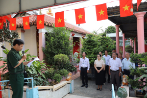Đoàn dâng hương tưởng niệm tạI bia liệt sĩ đình Bình Trước.
