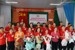 Lãnh đạo Hội Chữ thập đỏ tỉnh Đồng Nai và phường Trấn Biên tặng hoa chúc mừng Ban Chấp hành Hội khóa mới