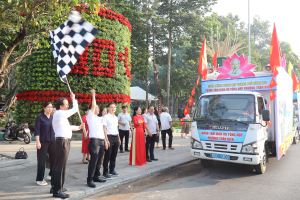 Lãnh đạo phường Trấn Biên thực hiện nghi thức phát lệnh Hội thi trang trí xe tuyên truyền cổ động