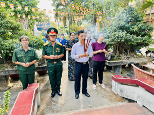 Lãnh đạo phường Trấn Biên dâng hương và tặng quà cho người có công với cách mạng nhân kỷ niệm 51 năm Ngày Giải phóng miền Nam, thống nhất đất dịp 30-4