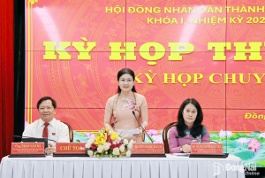 Ủy viên Trung ương Đảng, Phó Bí thư Thường trực Thành ủy, Chủ tịch HĐND thành phố Tôn Ngọc Hạnh điều hành phần thảo luận tại kỳ họp. Ảnh: Công Nghĩa