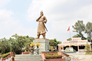 Tượng Lễ Thành hầu Nguyễn Hữu Cảnh trong khuôn viên Đền thờ Nguyễn Hữu Cảnh. Năm 1698, Thống suất Nguyễn Hữu Cảnh được chúa Nguyễn Phúc Chu cử vào kinh lược vùng đất phương Nam, lập dinh Trấn Biên, đặt nền móng cho quá trình hình thành và phát triển của v