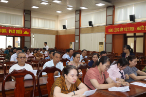 Cán bộ, đảng viên và nhân dân thực hiện khảo sát ý kiến dư luận xã hội của Ban Tuyên giáo và Dân vận Trung ương