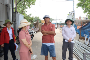 Đoàn công tác Ban Tuyên giáo và Dân vận Thành ủy khảo sát và gặp gỡ các hộ dân đang tháo dỡ mặt bằng dự án Đường ven sông Cái (phường Trấn Biên)