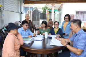 Đoàn công tác số 1 phường Trấn Biên gặp gỡ và vận động các hộ dân bàn giao mặt bằng dự án Đường ven sông Cái