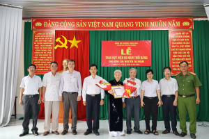 Lãnh đạo Đảng ủy phường Trấn Biên tặng Huy hiệu 60 năm tuổi Đảng cho đồng chí Nguyễn Thị Nhâm
