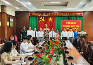 Lãnh đạo Đảng ủy phường Trấn Biên trao hoa và quyết định bổ nhiệm Phó Ban Xây dựng Đảng phường
