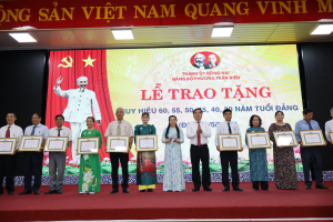 Lãnh đạo phường Trấn Biên trao Huy hiệu Đảng cho các đảng viên lão thành