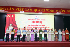 Lãnh đạo phường Trấn Biên trao khen thưởng cho các cá nhân và tập thể có thành tích xuất sắc sau 1 năm vận hành chính quyền địa phương 2 cấp