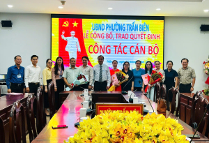 Phường Trấn Biên công bố và trao các quyết định công tác cán bộ