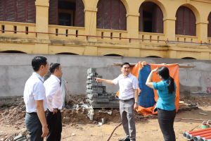 Ủy viên Ban Thường vụ Thành ủy, Bí thư Đảng ủy, Chủ tịch HĐND phường Trấn Biên Hồ Văn Nam chỉ đạo điều chỉnh công trình hạ tầng tại khu vực thi công Trường Tiểu học Quang Vinh