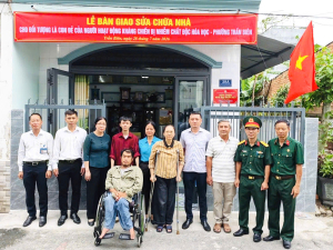 Lễ Bàn giao sữa chữa Nhà Đại đoàn kết cho đối tượng là con đẻ của người hoạt động kháng chiến bị nhiễm chất độc hóa học