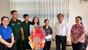 Lãnh đạo phường Trấn Biên thăm, tặng quà người có công với...