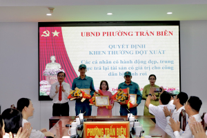 Lãnh đạo UBND phường Trấn Biên trao hoa và quyết định khen thưởng các cá nhân gương người tốt việc tốt