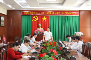 Bí thư Đảng ủy phường Trấn Biên tiếp công dân về việc cấp...