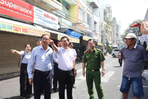 Lãnh đạo phường Trấn Biên thăm, động viên tiểu thương bị ảnh hưởng trong vụ cháy tại chợ Biên Hòa
