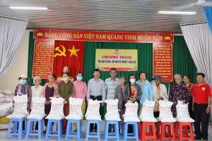 Ủy ban MTTQ Việt Nam phường Trấn Biên trao 6 tấn gạo cho hộ nghèo