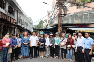 Lãnh đạo phường Trấn Biên và Hội Cựu Giáo chức TP HCM trao tiền hỗ trợ các hộ thiệt hại toàn phần sau vụ cháy 5 8