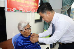 Lãnh đạo phường Trấn Biên trao Huy hiệu 65 năm tuổi Đảng cho đảng viên Huỳnh Thị Mười Hòa. Ảnh: Thùy Anh.
